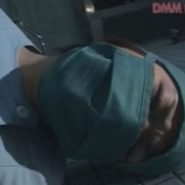 マスクフェチAV動画・オペマスクの下にガーゼの詰め物で口を塞がれた女医