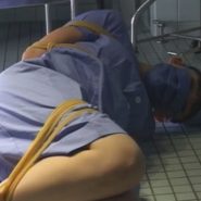 ゴムチューブで緊縛される女医・医療SM動画