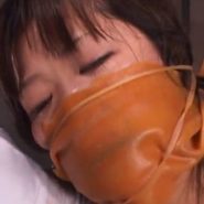 ゴム製のラバーマスクで口と鼻を塞がれ呼吸制御の窒息拷問調教で虐待される女