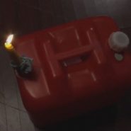 灯油缶とロウソクで時限爆弾式のDIDシーン