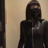 鼻まで覆う黒覆面(鼻上猿轡)とキャットスーツ姿の女強盗：危機に陥った女たちのDUGA動画