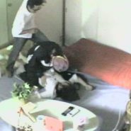 襲われ誘拐される女性の監視カメラ画像