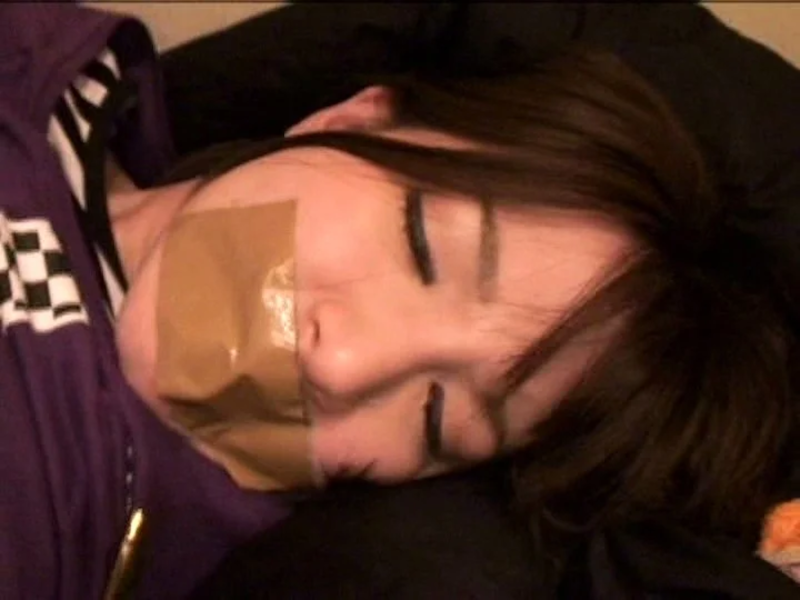 茶色のガムテープで口を塞がれた素人AVのテープギャグ猿轡