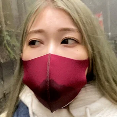 佐伯由美香のAV引退作で唾液がにじんだ臙脂色のイラマスクを着けて登山する印象的な場面