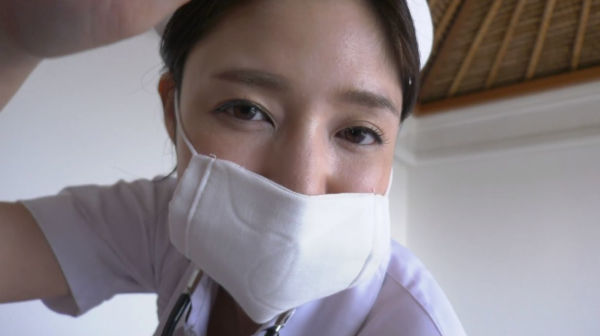 古崎瞳のイメージビデオ『瞳の中へ』でのガーゼマスクフェチなイメージプレイ画像