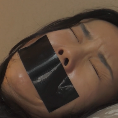 黒ガムテープで猿轡をされた盛永いろはのテープギャグAV動画まとめ記事Vol.3のアイキャッチ画像