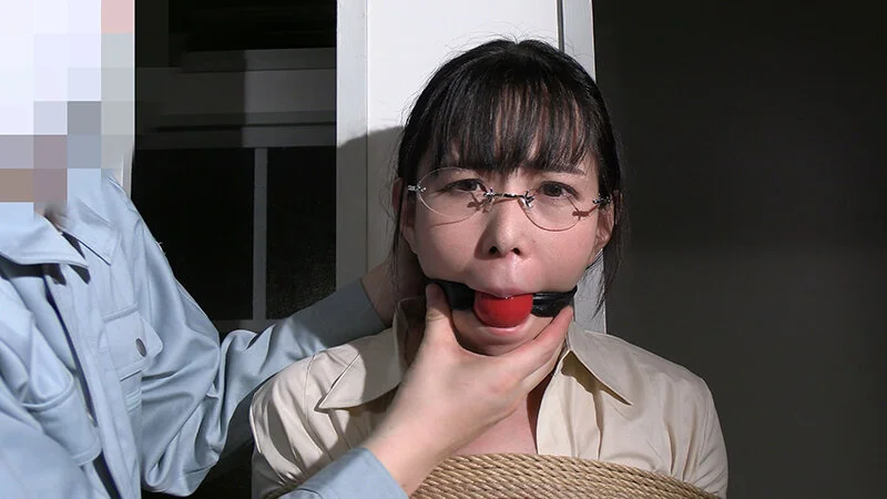 囚われのメガネ女教師・吉根ゆりあが縄で縛られ赤いボールギャグで猿轡をされたDID動画のワンシーン